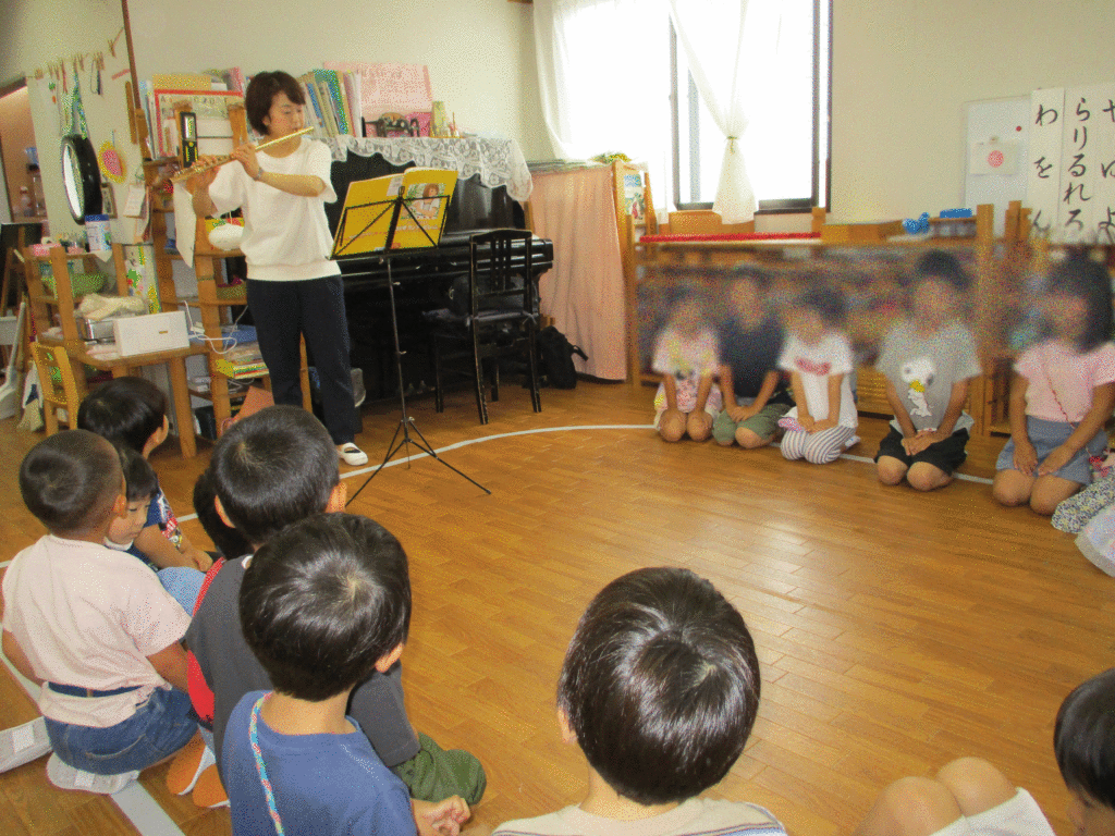フルート演奏-顔ぼかし済み - かるがもンテッソーリこどもの家